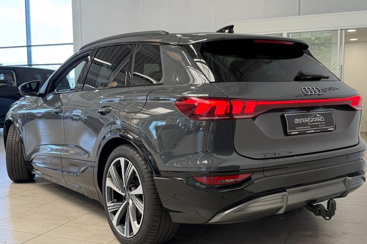 Grå Audi Q6 e-tron fra 2025