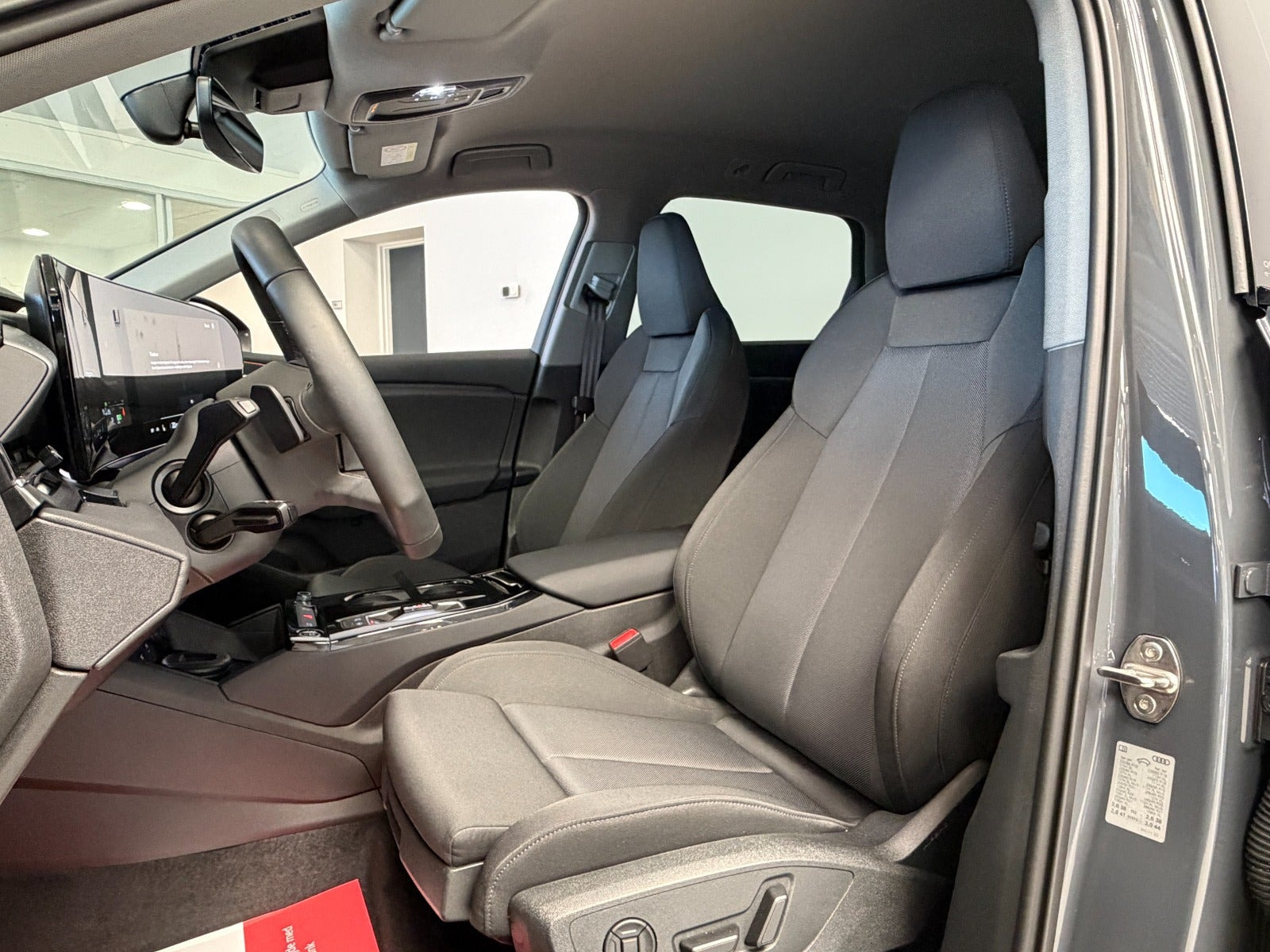 Grå Audi Q6 e-tron fra 2025