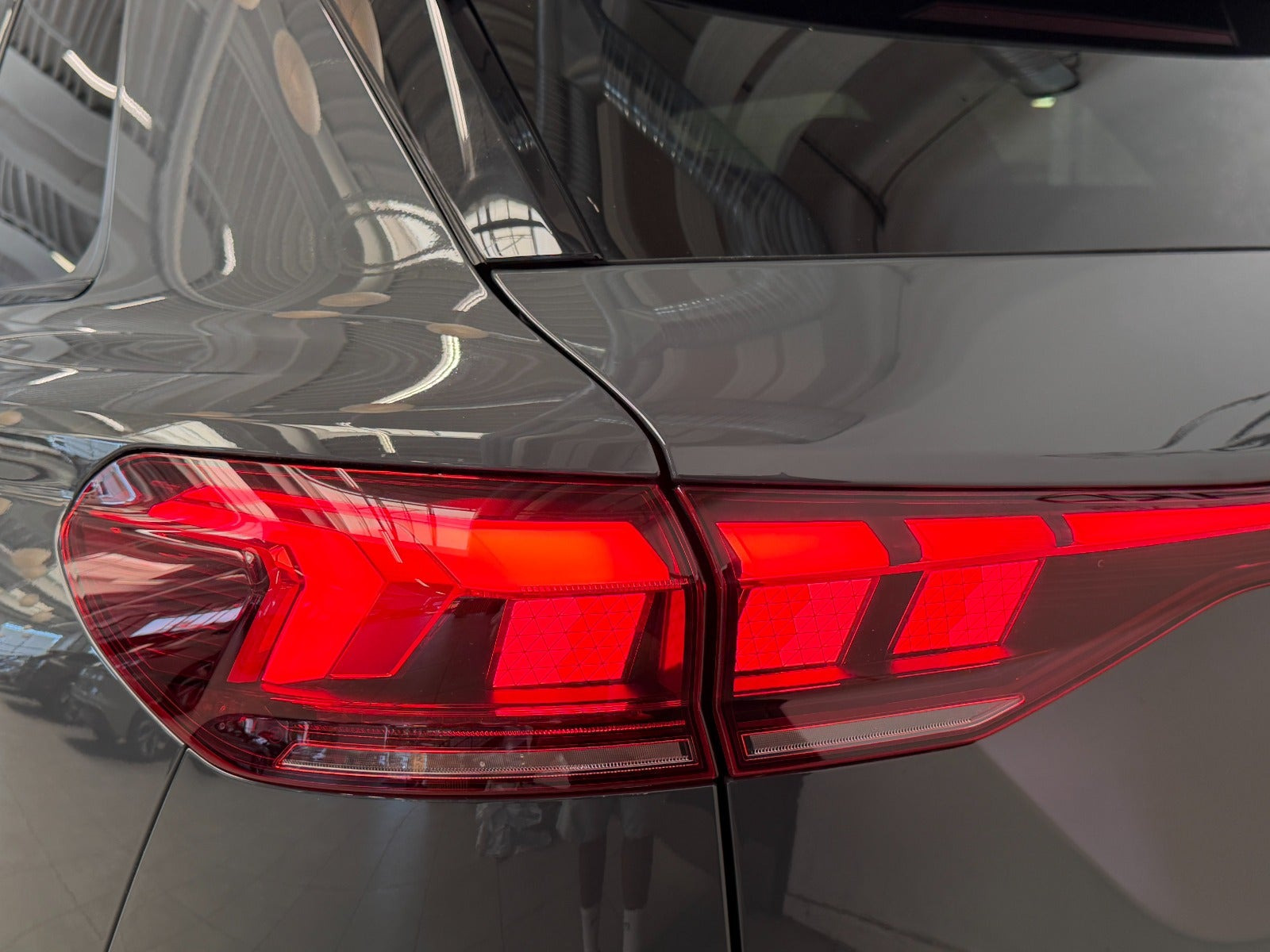 Grå Audi Q6 e-tron fra 2025