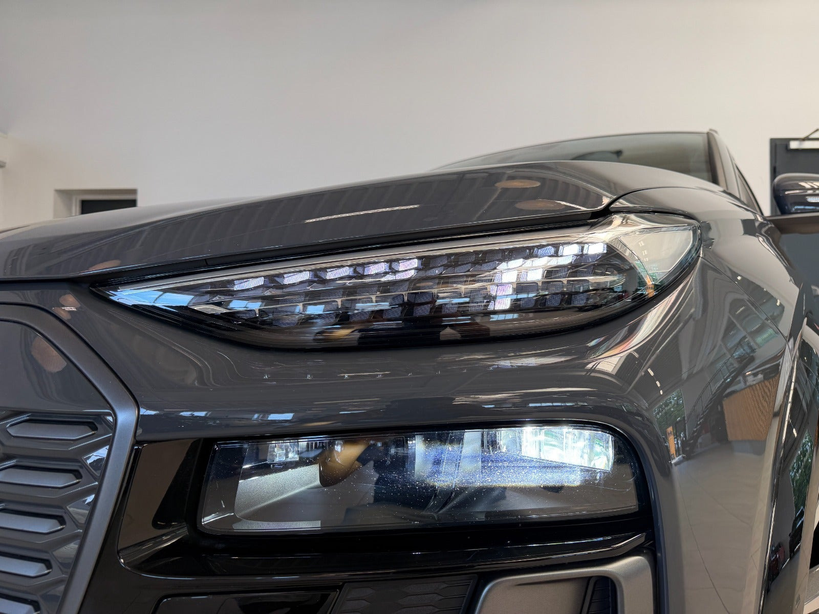 Grå Audi Q6 e-tron fra 2025