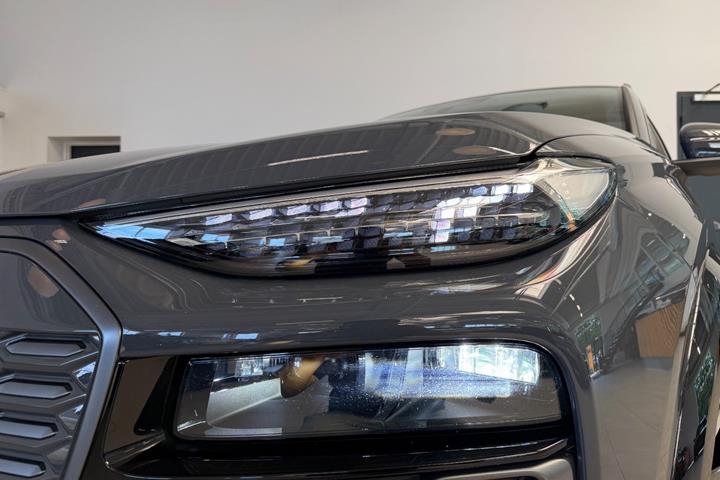 Grå Audi Q6 e-tron fra 2025
