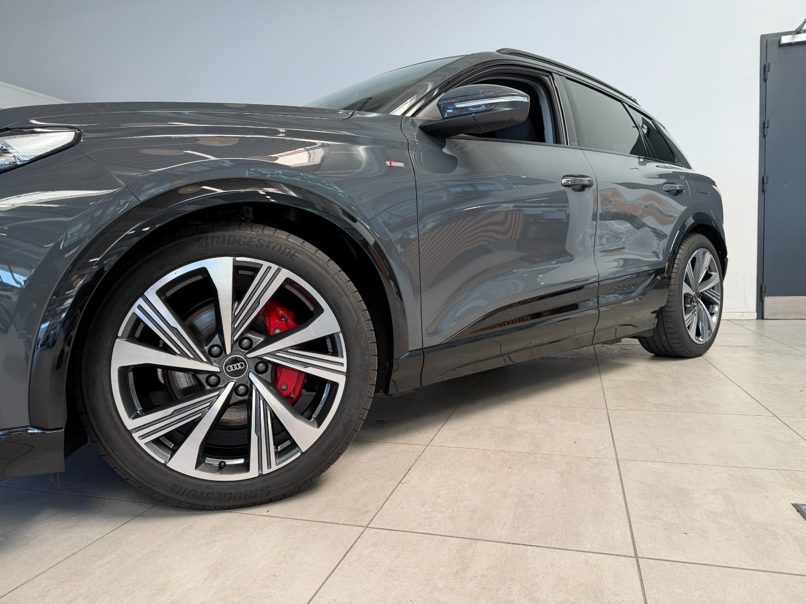 Grå Audi Q6 e-tron fra 2025