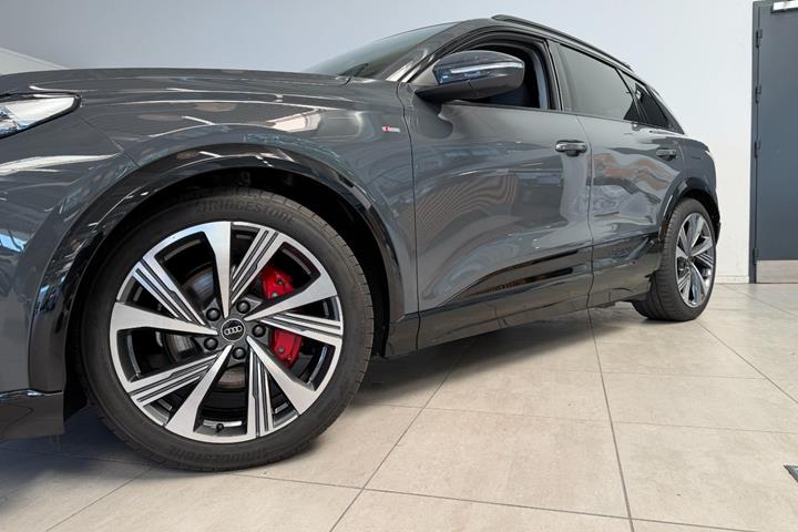 Grå Audi Q6 e-tron fra 2025