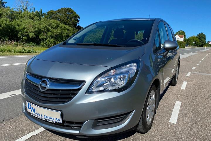 Blå Opel Meriva fra 2014 set udefra