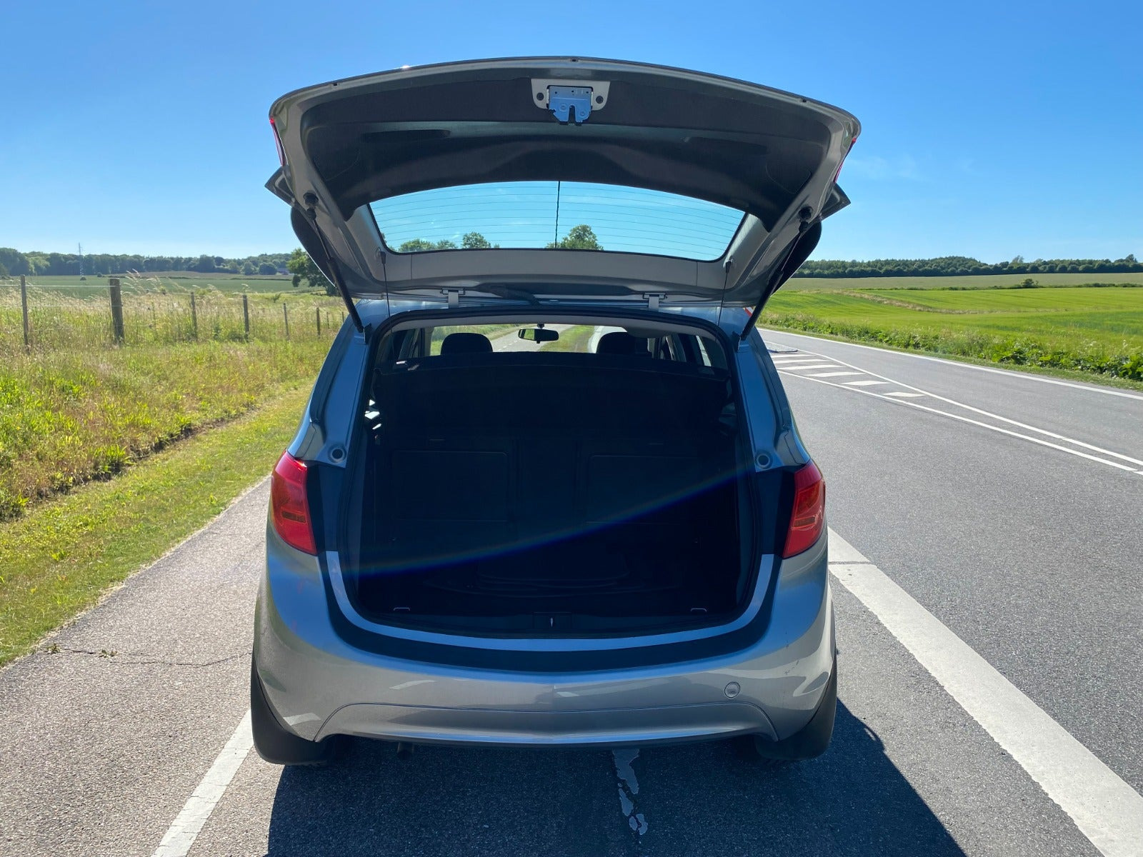 Blå Opel Meriva fra 2014