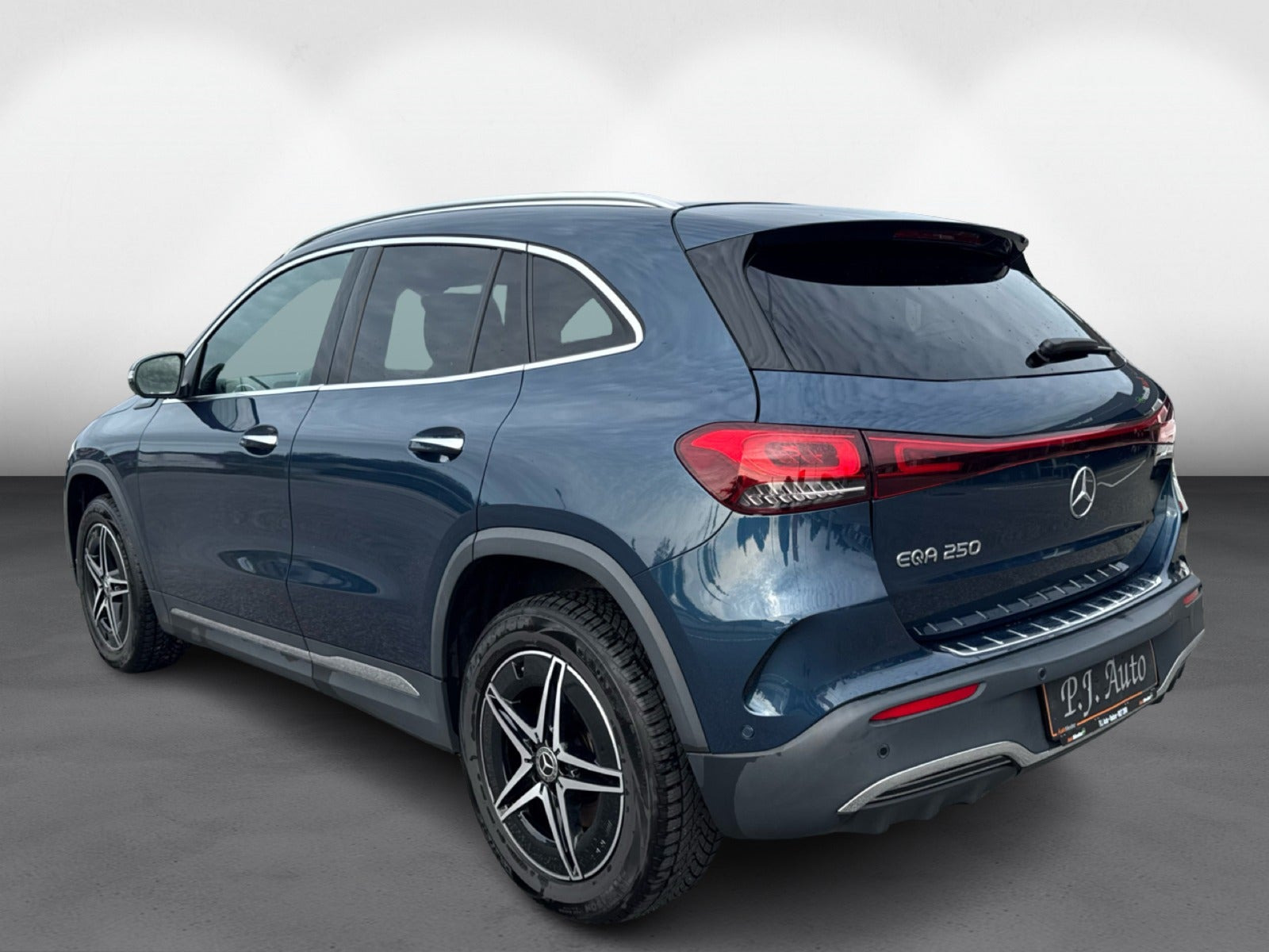 Blå Mercedes EQA250 fra 2022