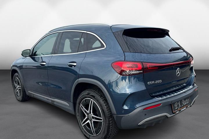 Blå Mercedes EQA250 fra 2022