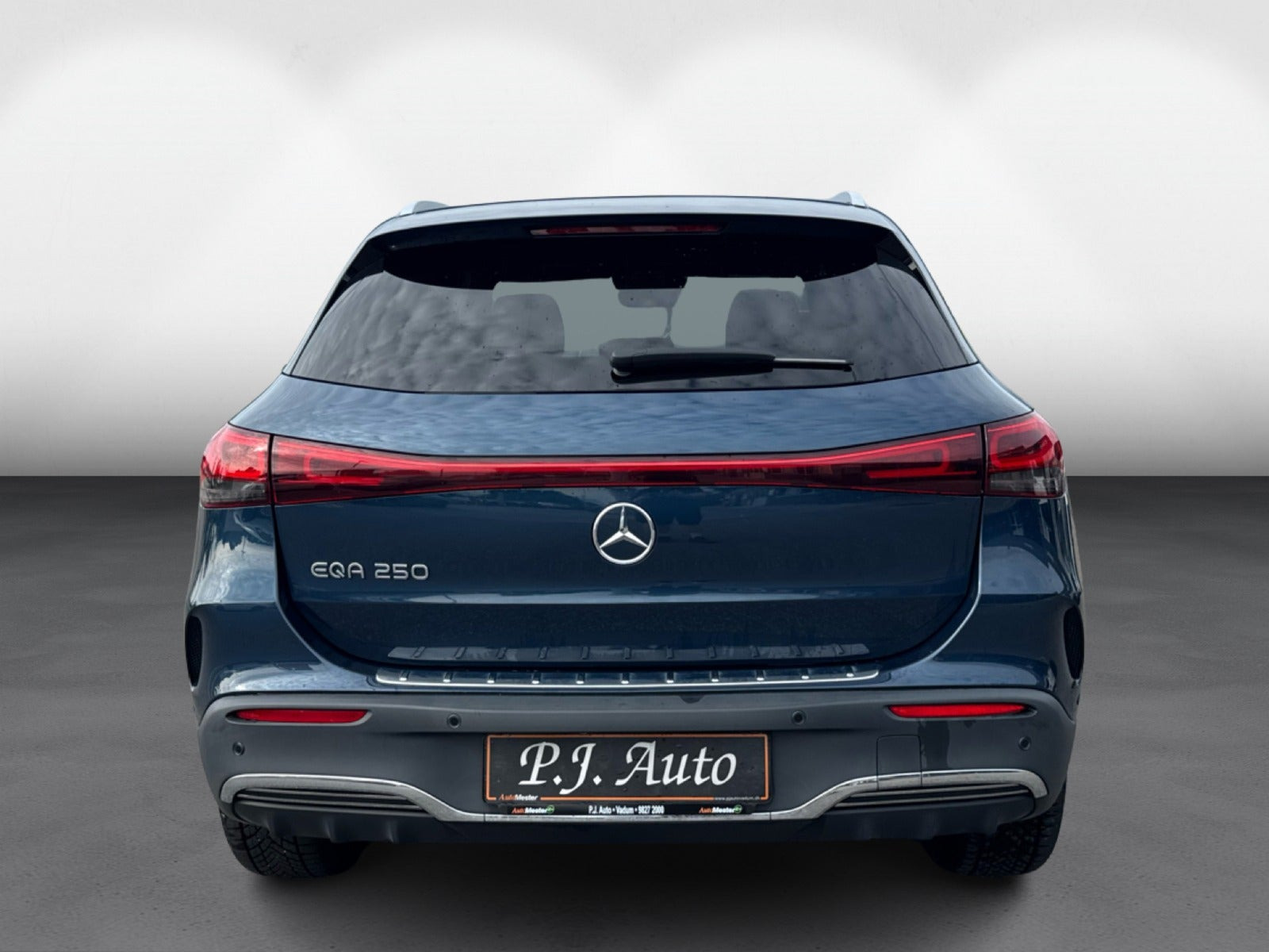 Blå Mercedes EQA250 fra 2022