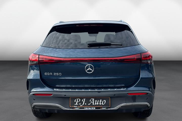 Blå Mercedes EQA250 fra 2022