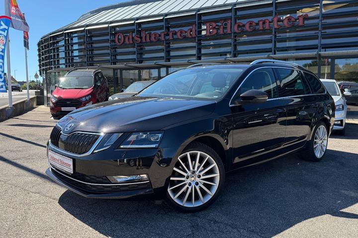 Sort Skoda Octavia fra 2020 set udefra