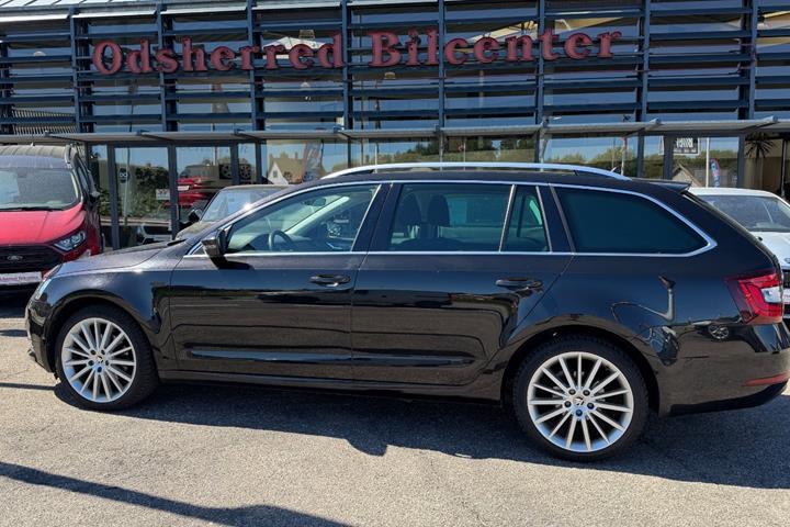 Sort Skoda Octavia fra 2020