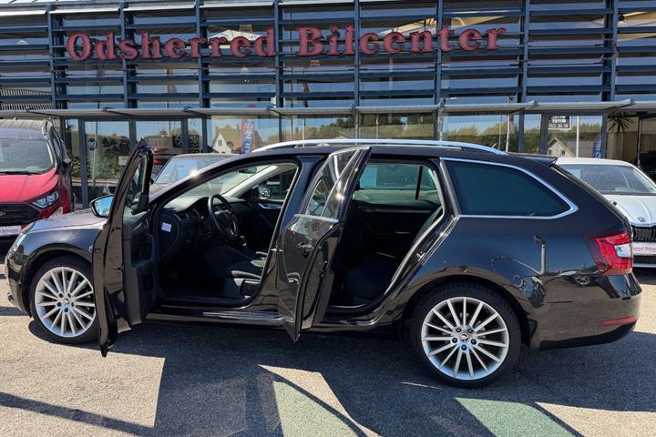 Sort Skoda Octavia fra 2020