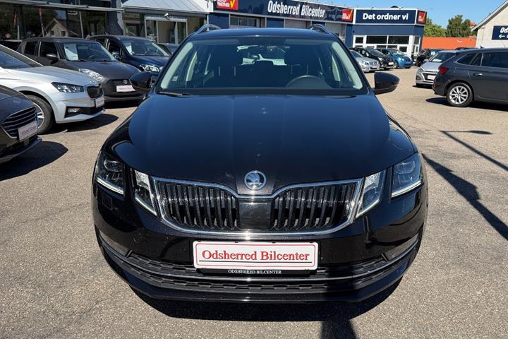 Sort Skoda Octavia fra 2020