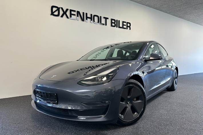 Grå Tesla Model 3 fra 2021