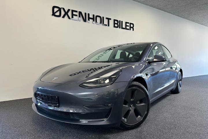 Grå Tesla Model 3 fra 2021 set udefra