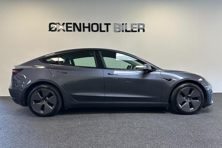 Grå Tesla Model 3 fra 2021