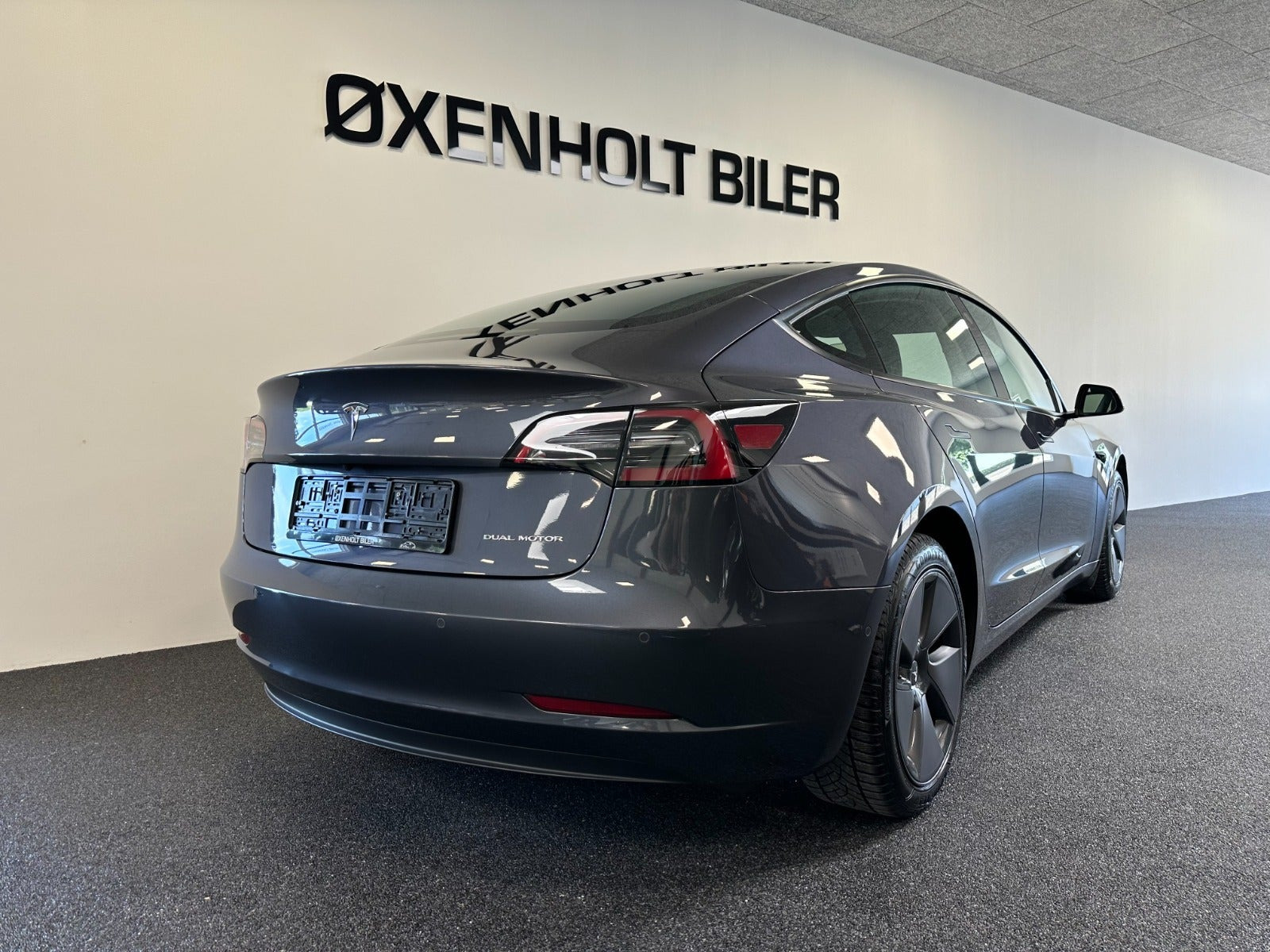 Grå Tesla Model 3 fra 2021