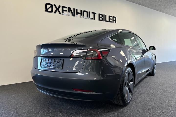 Grå Tesla Model 3 fra 2021