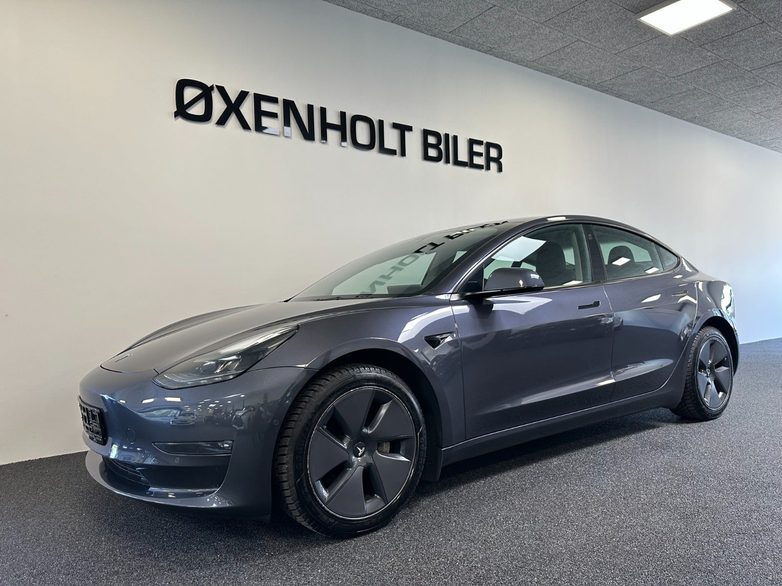 Grå Tesla Model 3 fra 2021