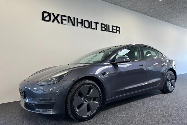 Grå Tesla Model 3 fra 2021