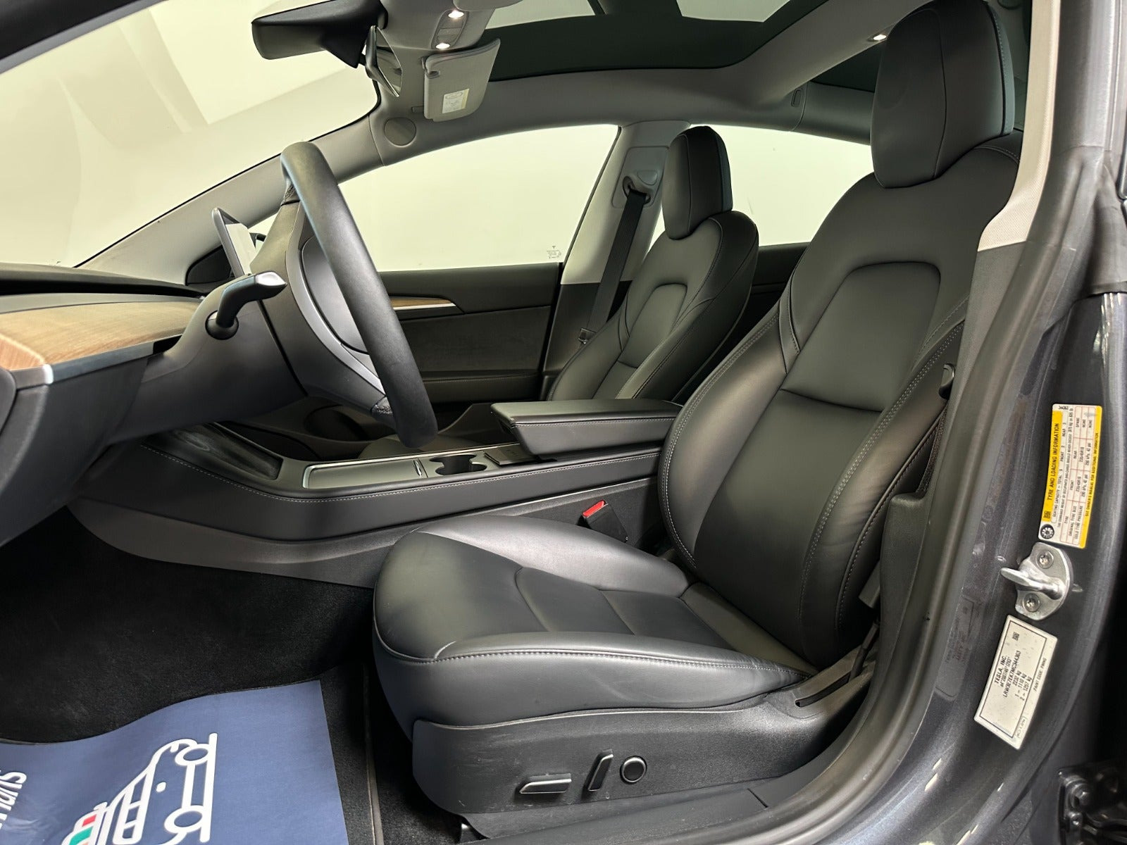 Grå Tesla Model 3 fra 2021
