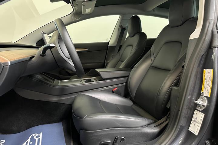 Grå Tesla Model 3 fra 2021