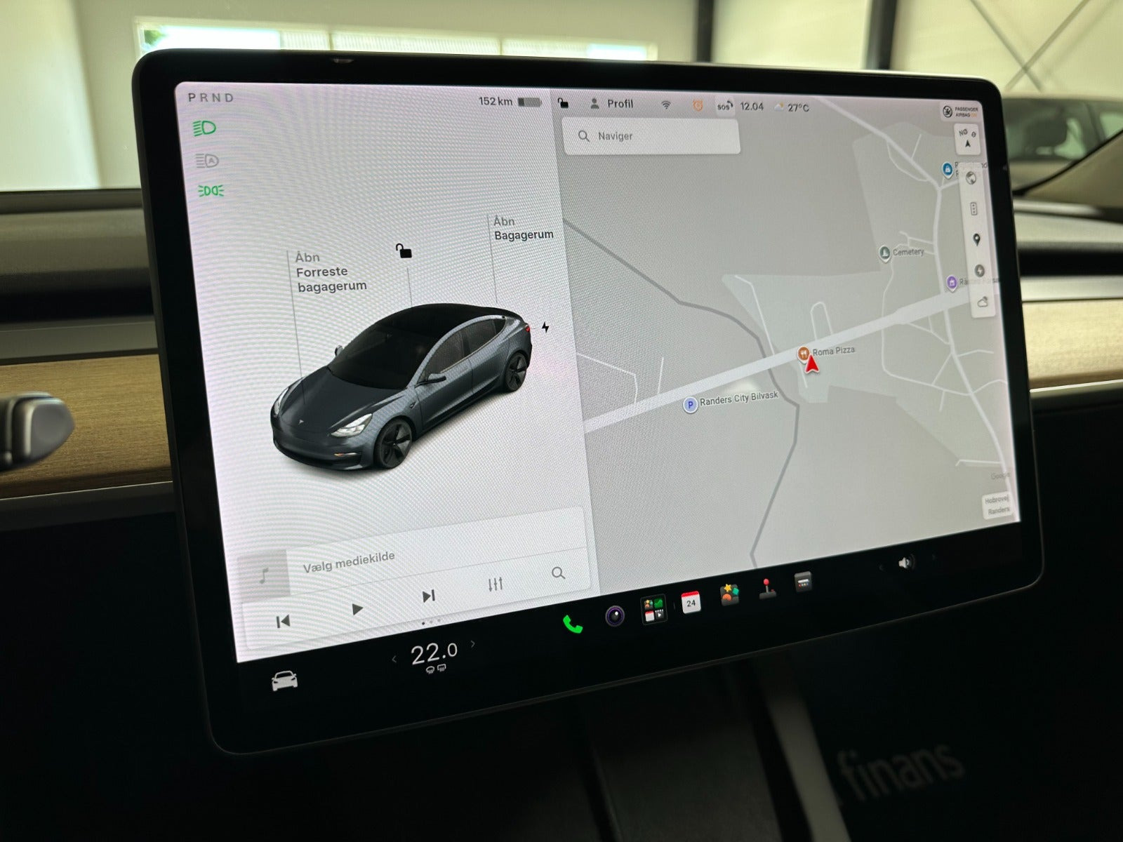 Grå Tesla Model 3 fra 2021
