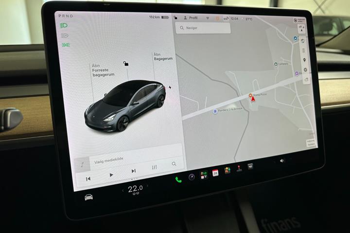 Grå Tesla Model 3 fra 2021