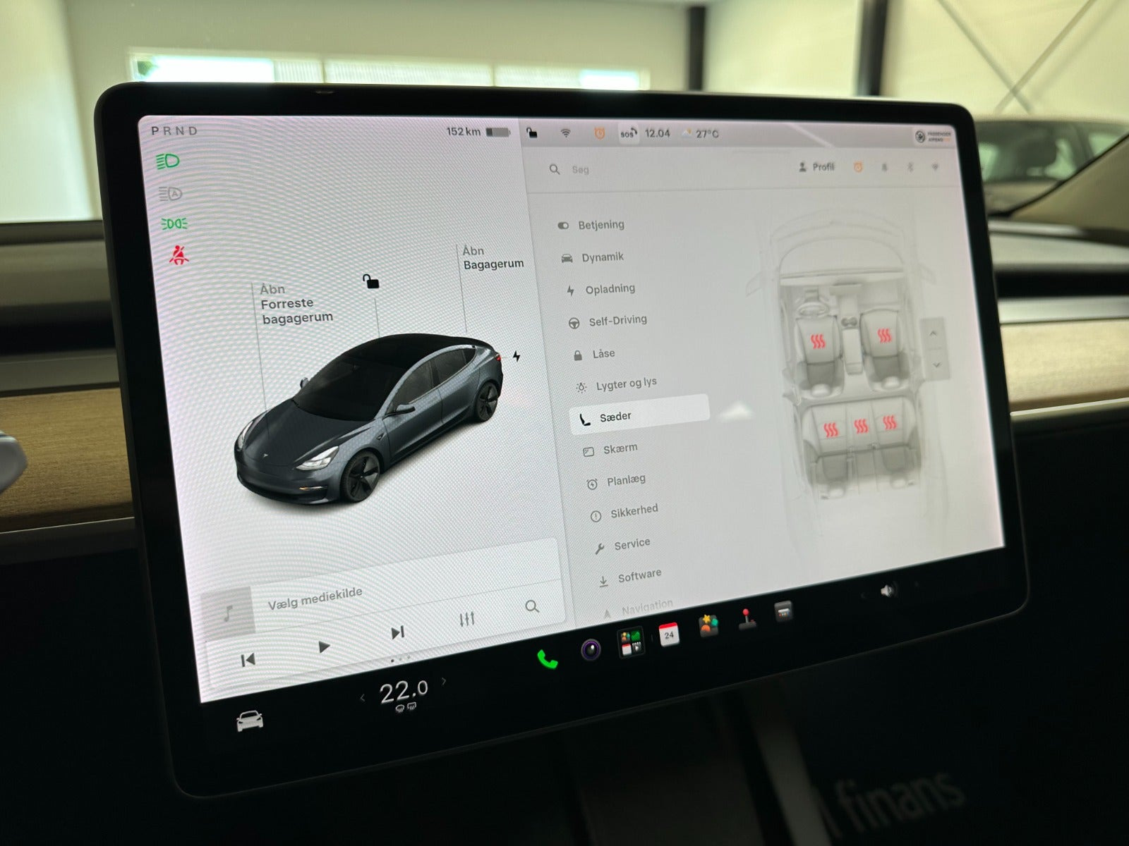 Grå Tesla Model 3 fra 2021