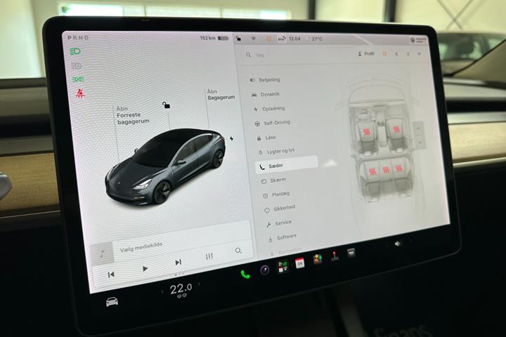 Grå Tesla Model 3 fra 2021