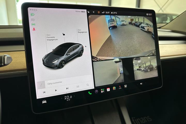 Grå Tesla Model 3 fra 2021