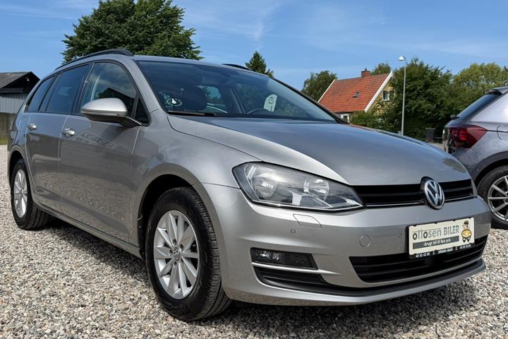 Beige VW Golf VII fra 2016 set udefra