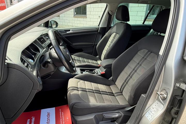 Beige VW Golf VII fra 2016