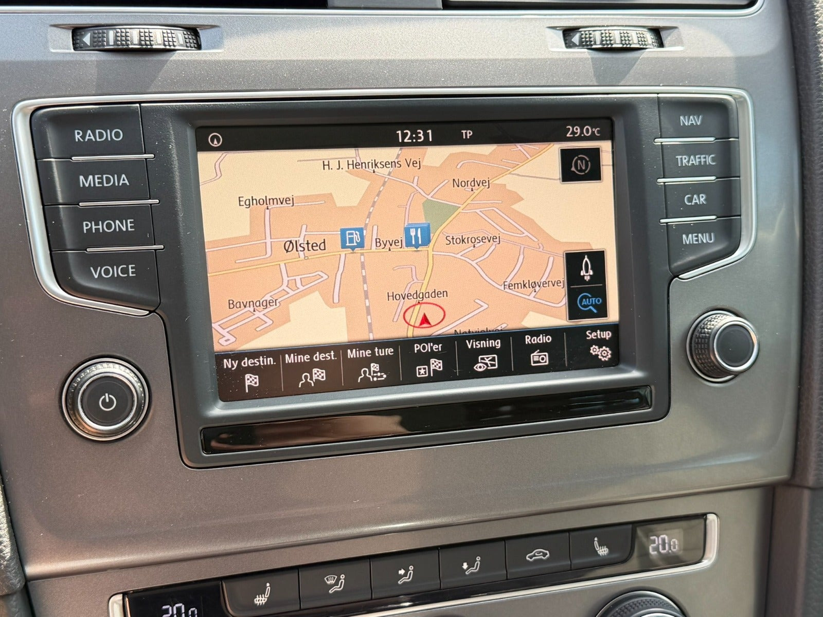Beige VW Golf VII fra 2016