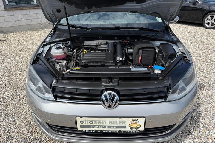 Beige VW Golf VII fra 2016