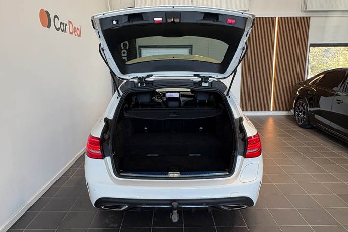 Hvid Mercedes C300 de fra 2021