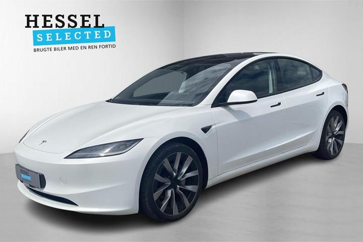 Hvid Tesla Model 3 fra 2023 set udefra