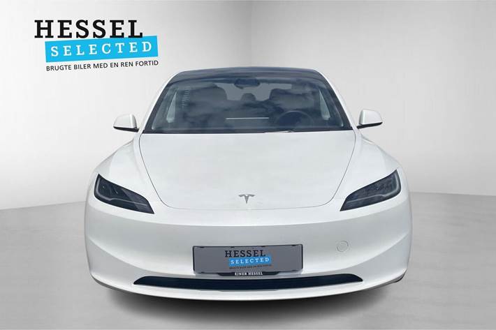 Hvid Tesla Model 3 fra 2023