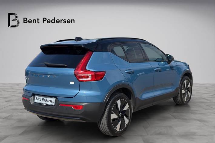 Blå Volvo XC40 fra 2024