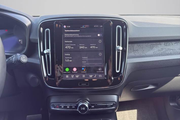 Blå Volvo XC40 fra 2024