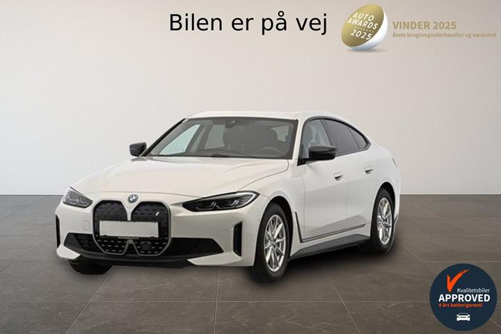 Hvid BMW i4 fra 2023 set udefra