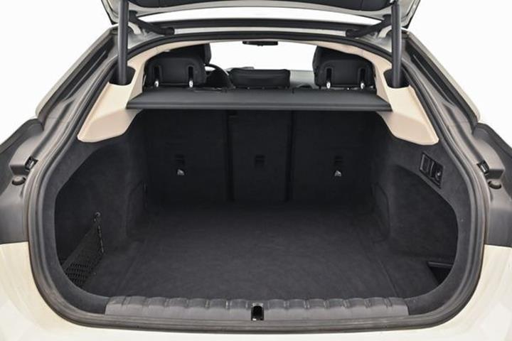 Hvid BMW i4 fra 2023