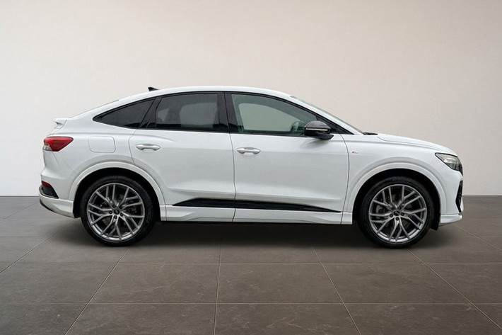 Hvid Audi Q4 fra 2023