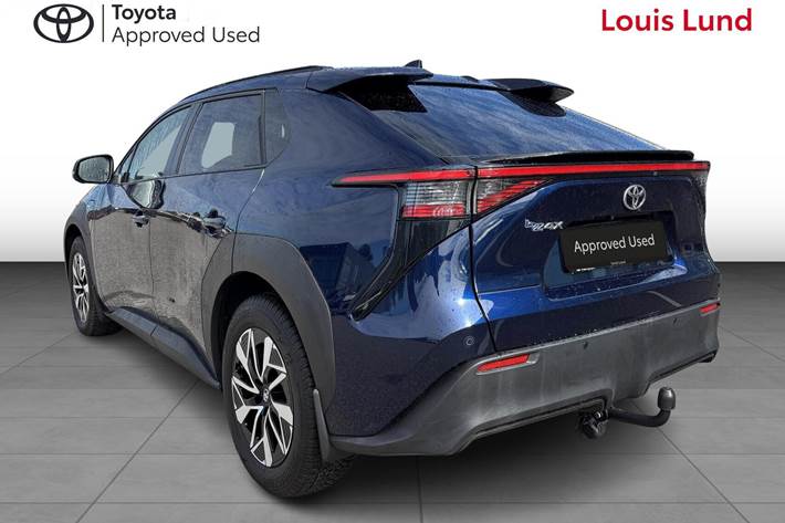 Blå Toyota BZ4X fra 2024