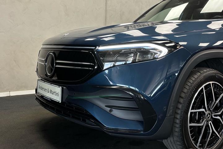 Blå Mercedes EQB300 fra 2022