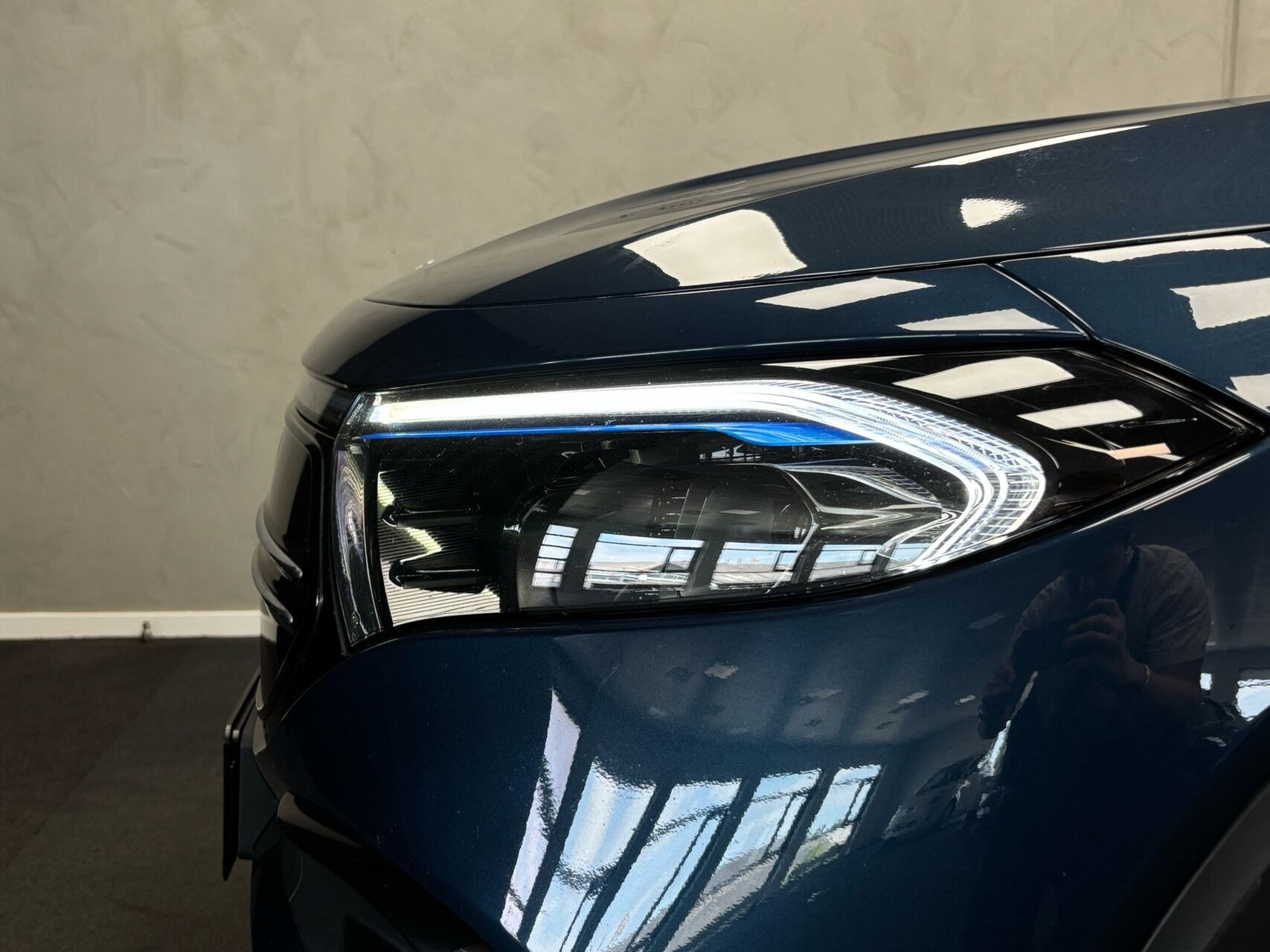 Blå Mercedes EQB300 fra 2022