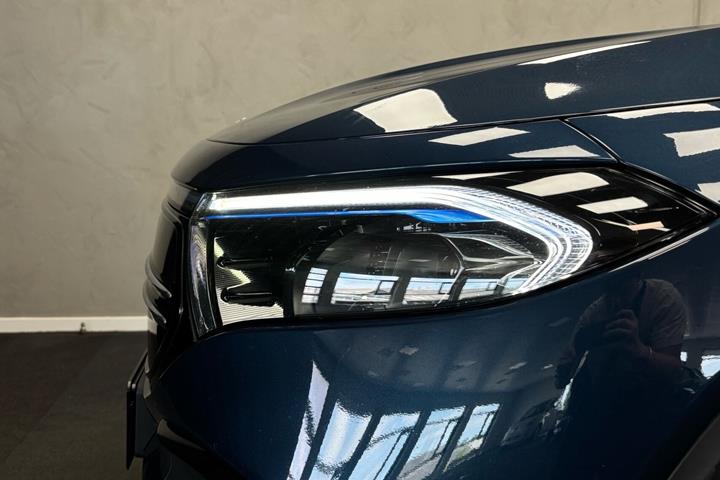 Blå Mercedes EQB300 fra 2022