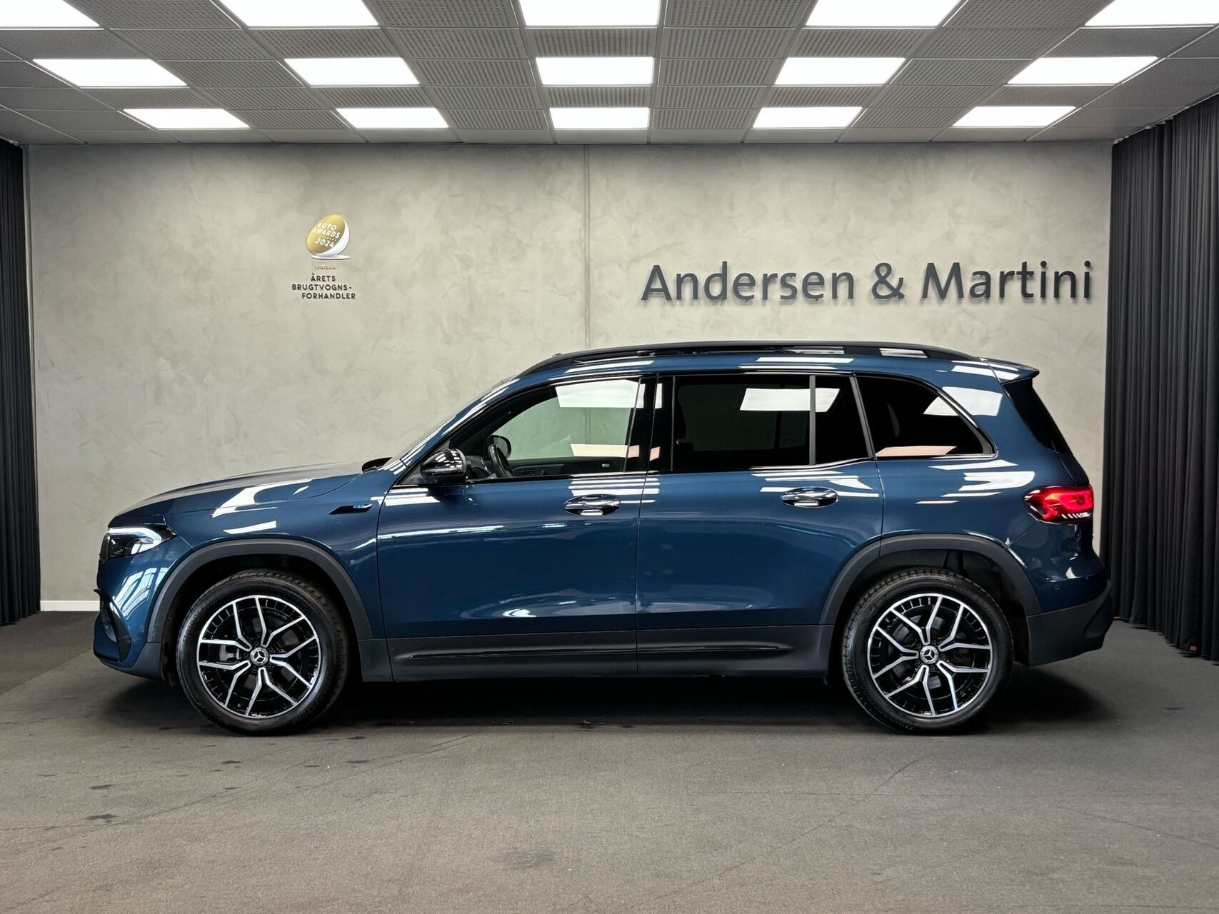Blå Mercedes EQB300 fra 2022