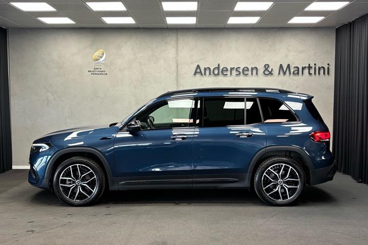 Blå Mercedes EQB300 fra 2022