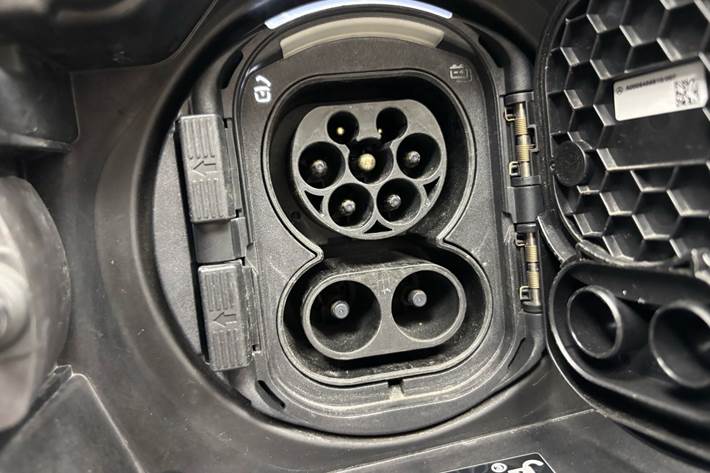 Blå Mercedes EQB 300 fra 2022